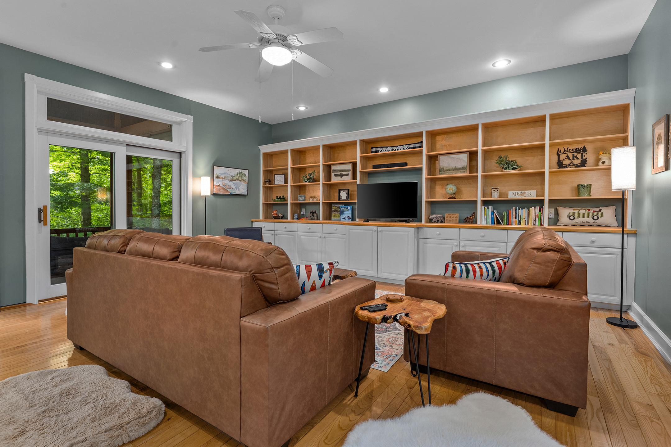 Comfortable seating area with entertainment space – enjoy lake views and plenty of room for the whole family to gather and relax together.