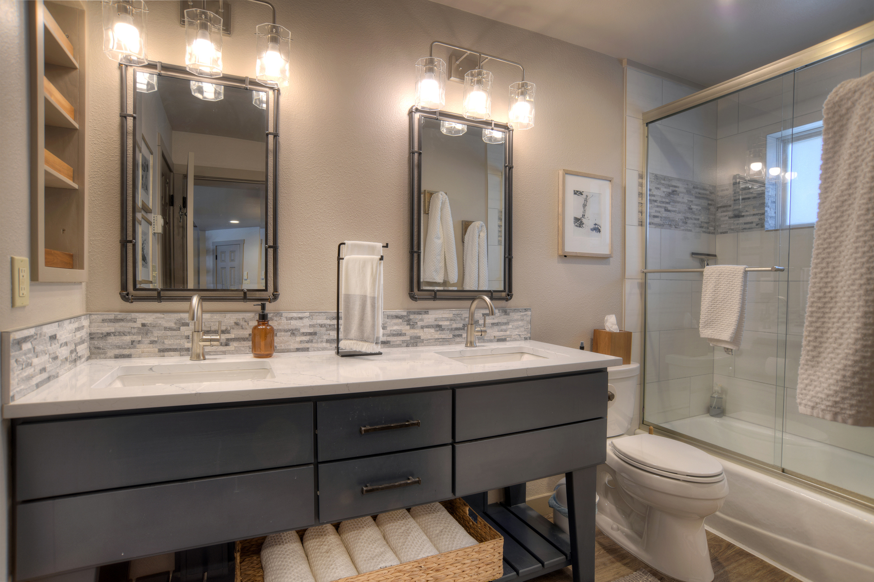 Dual vanities and tub/shower combo