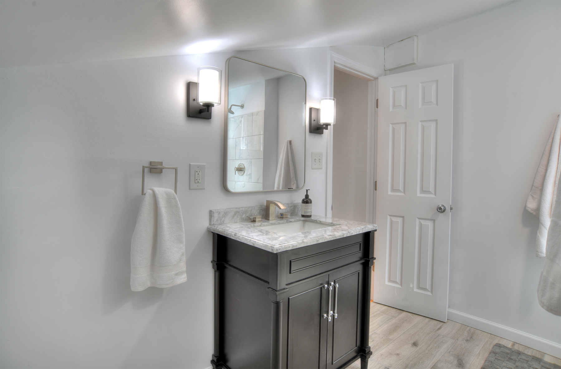 2nd Bathroom - Attached to the 2nd bedroom