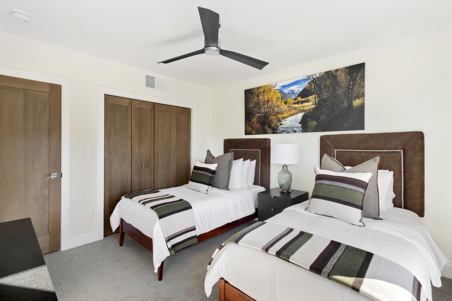 Bedroom #3 features two twin beds 