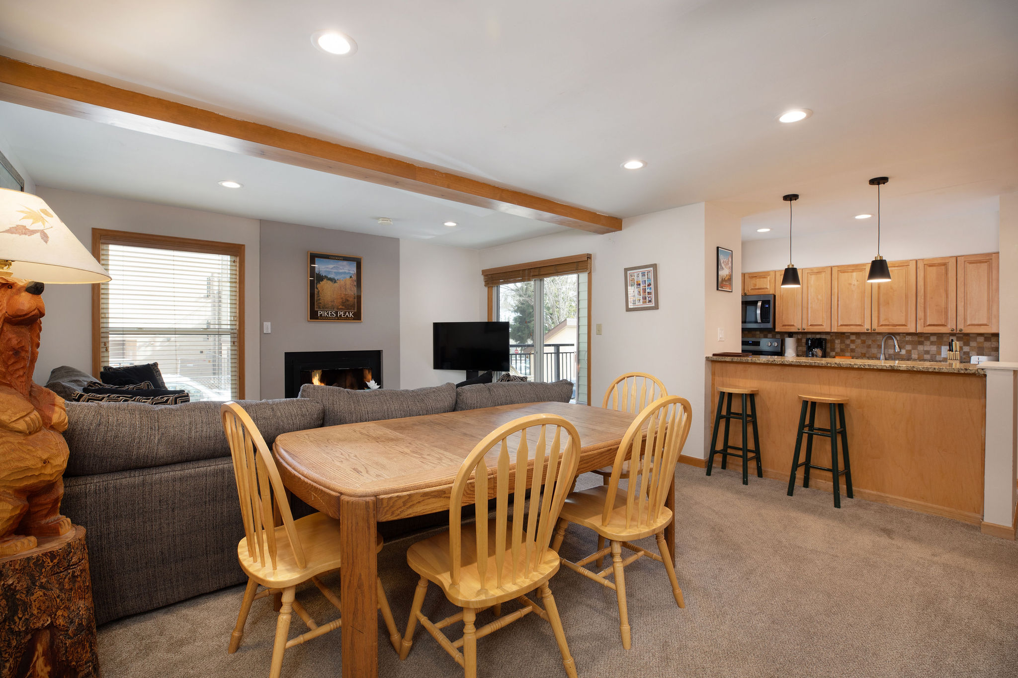 Dining room seating for 6 - have a meal together after a day out exploring!