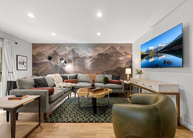 New! Highline Haus | Walk to Shows | Billiards, Hot tub, Theater