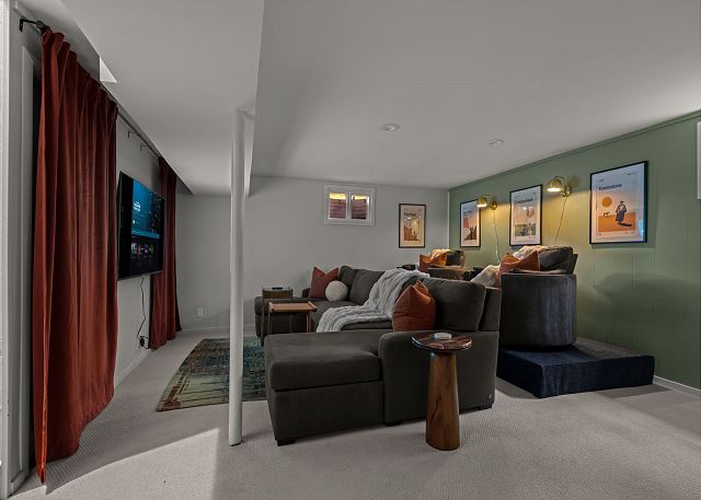 New! Highline Haus | Walk to Shows | Billiards, Hot tub, Theater 6