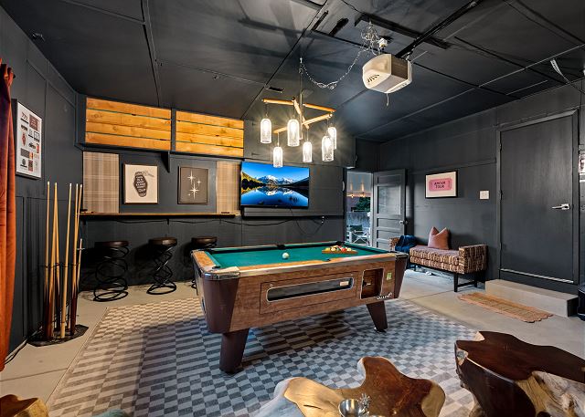 New! Highline Haus | Walk to Shows | Billiards, Hot tub, Theater 3
