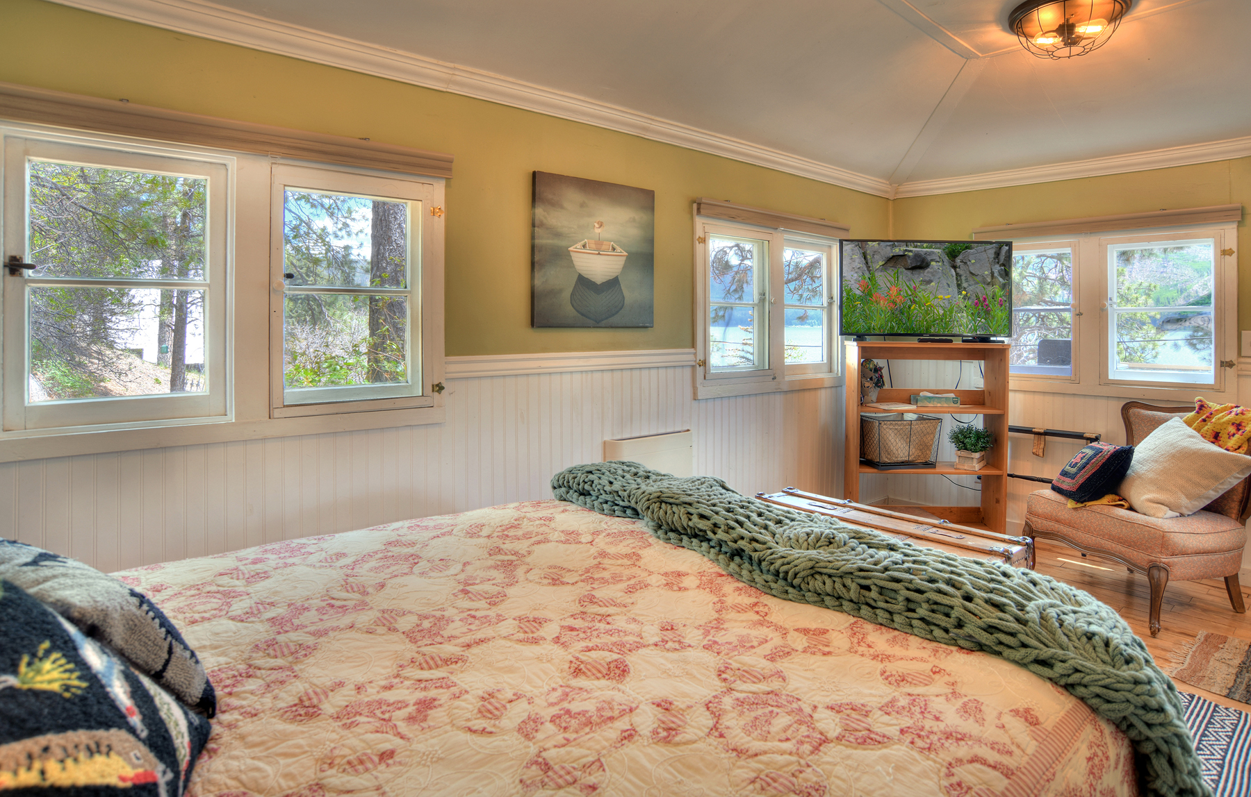With a queen bed, TV, and all the essentials provided, this house offers a comfortable and relaxing stay.
