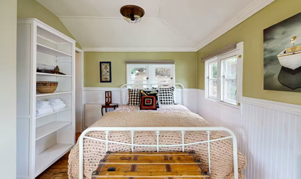 With a queen bed, TV, and all the essentials provided, this house offers a comfortable and relaxing stay.

