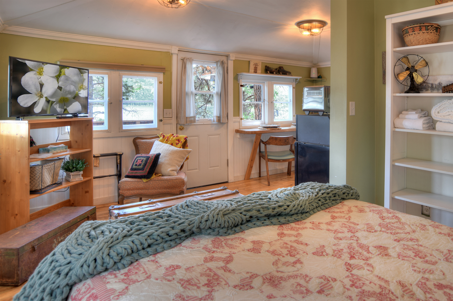 With a queen bed, TV, and all the essentials provided, this house offers a comfortable and relaxing stay.
