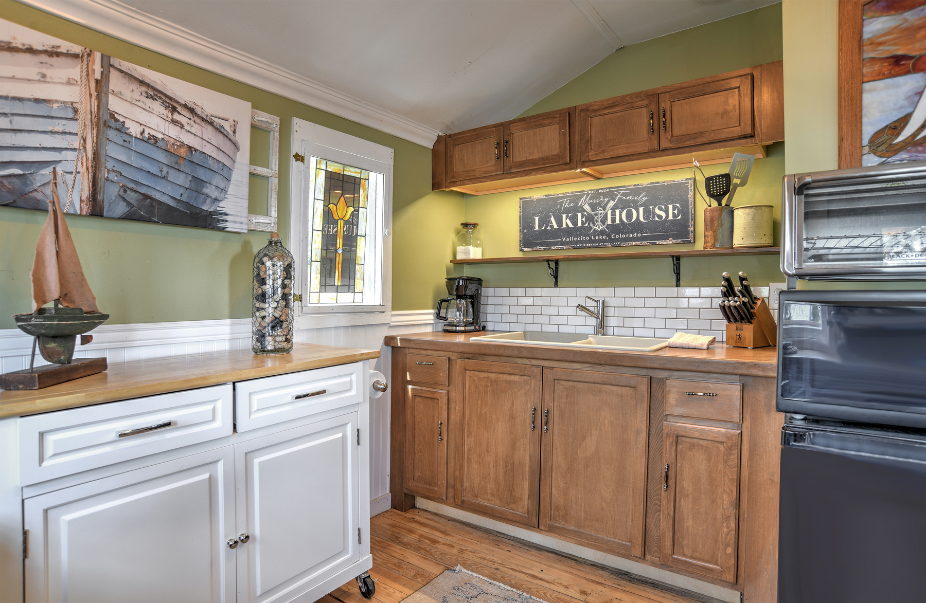 Well equipped kitchenette with lake house charm! 