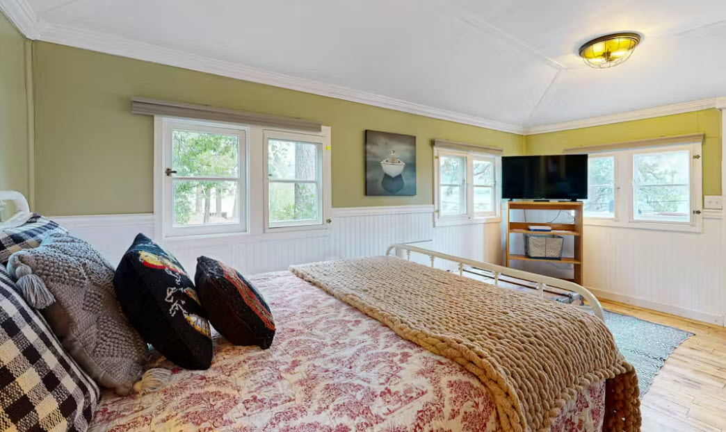 Cosy studio with space to relax – including a queen bed, smart TV, and plenty of natural light. 