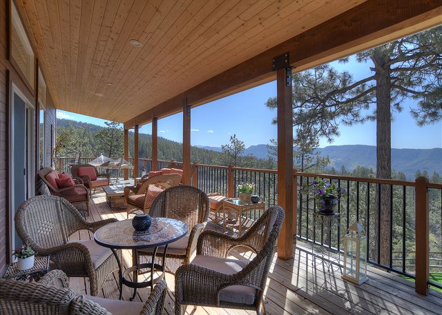 Mountain Home on 8 Acres - Amazing Views / Outdoor Spaces - 19 Min to DGO