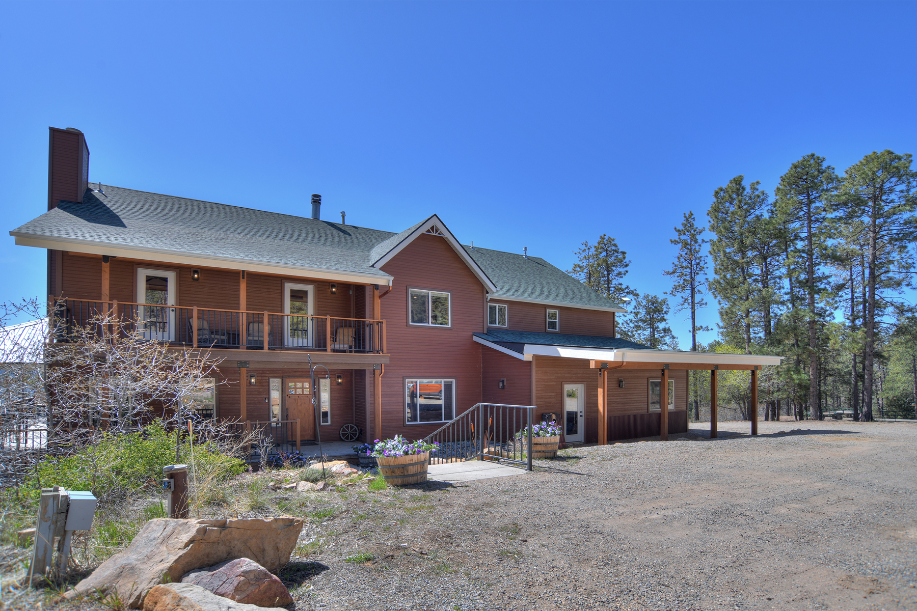Exterior View - Plenty of parking for trailers and multiple cars