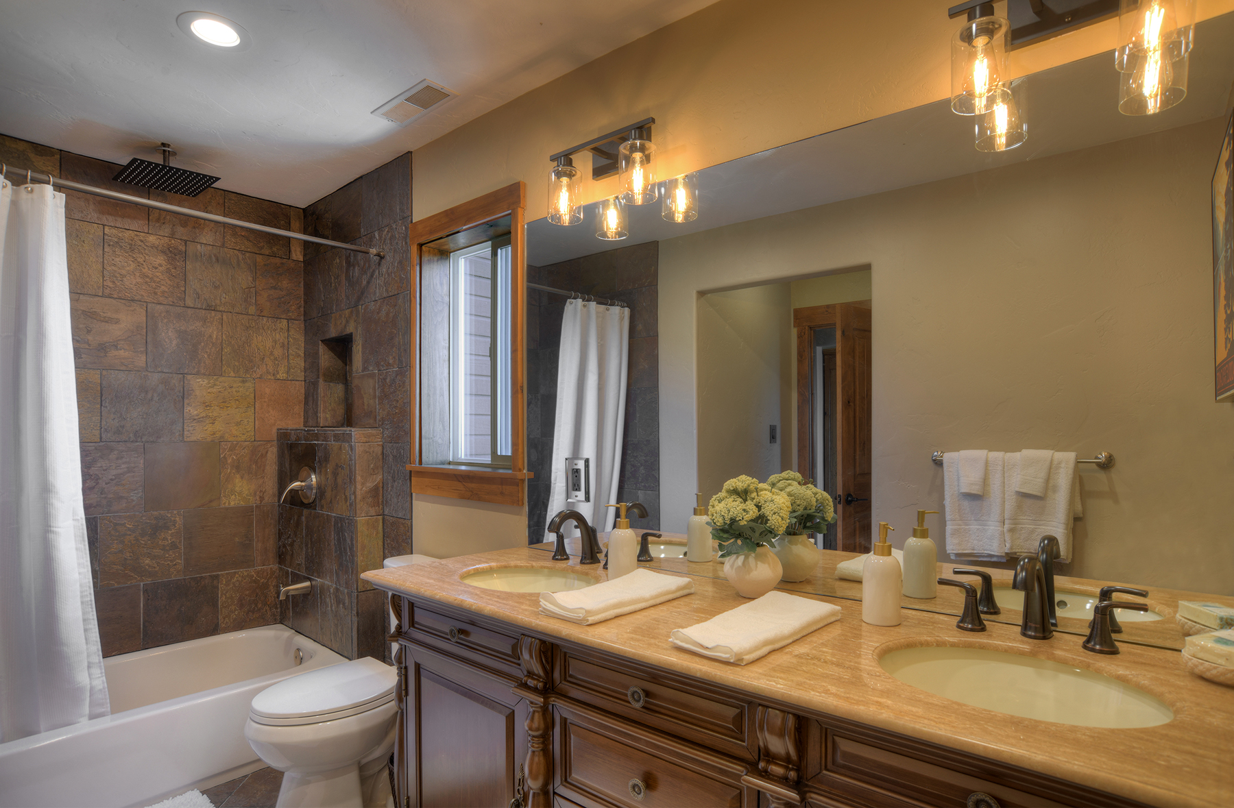 3rd bathroom - Shared by the 3rd and 4th bedrooms (2nd Floor)