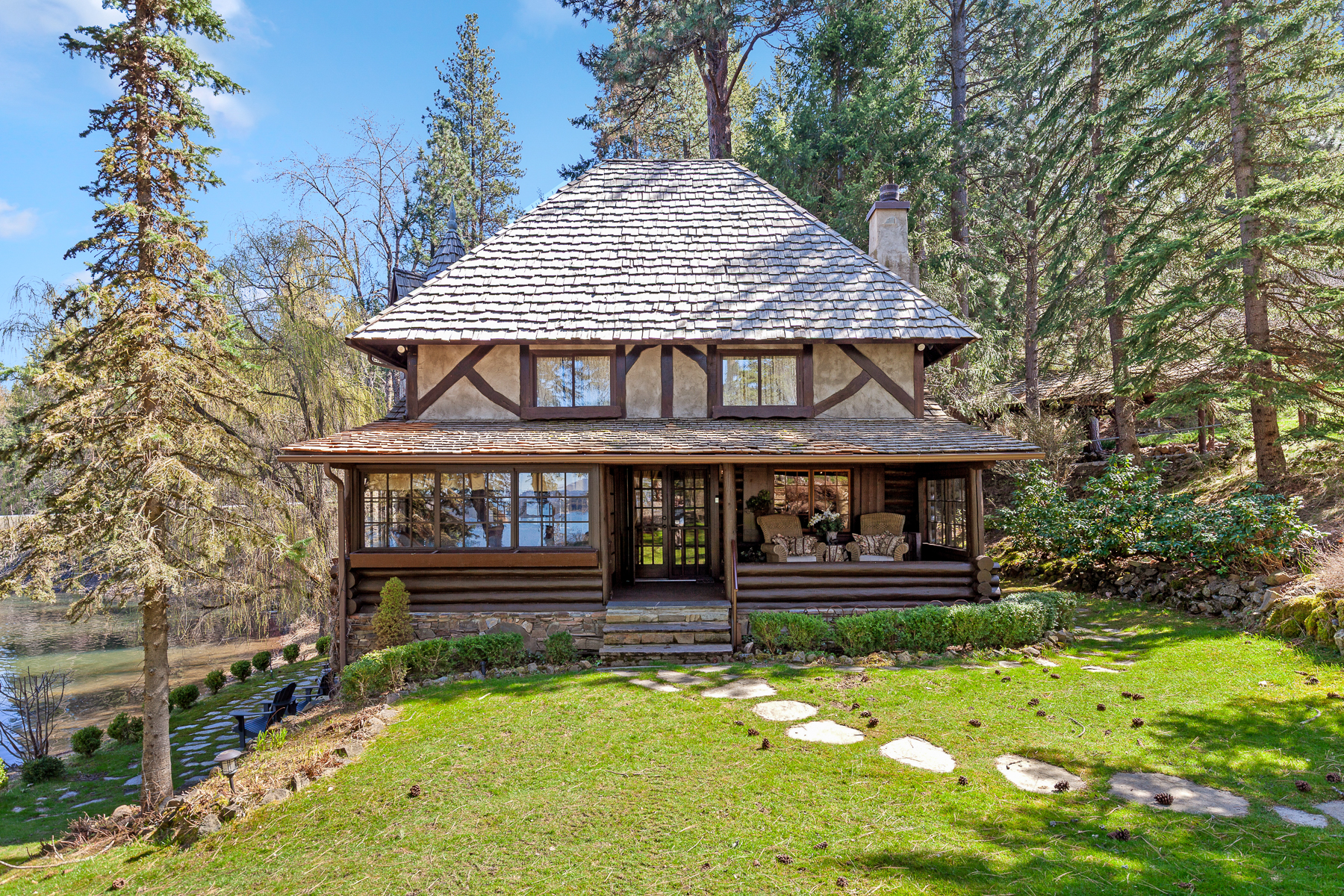 Gorgeous Lakefront Cottage