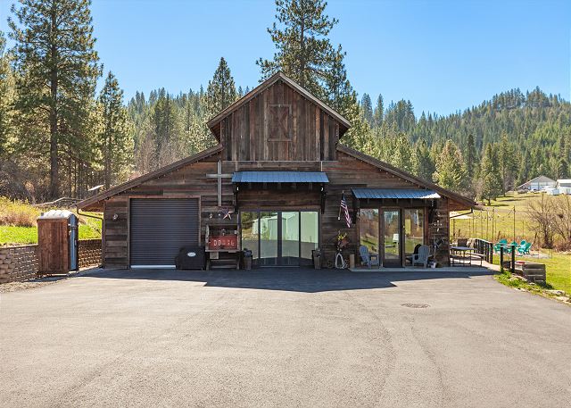 New Listing! Large Barn Home | Rustic-Chic Retreat | Hot Tub | Sauna 2