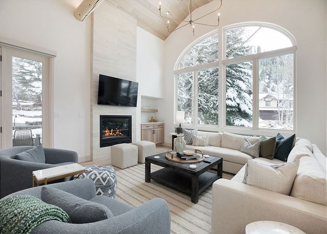 New Listing! Arrowhead | 3 Master Suites | Shuttle | Pool & Hot Tub Access 9