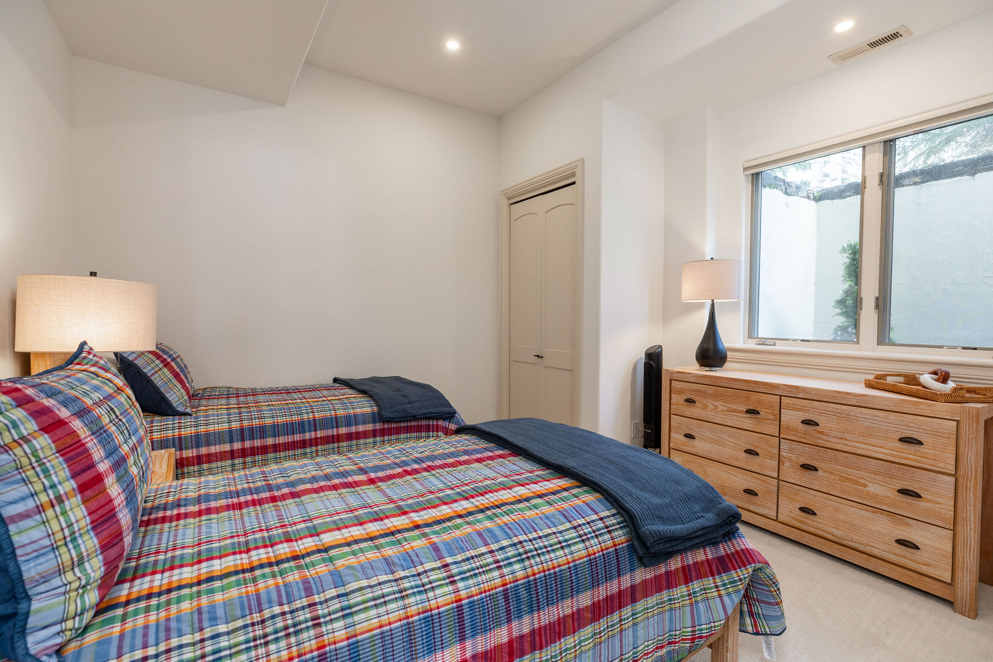 Bright and clean twin bedroom, perfect for a comfortable stay.