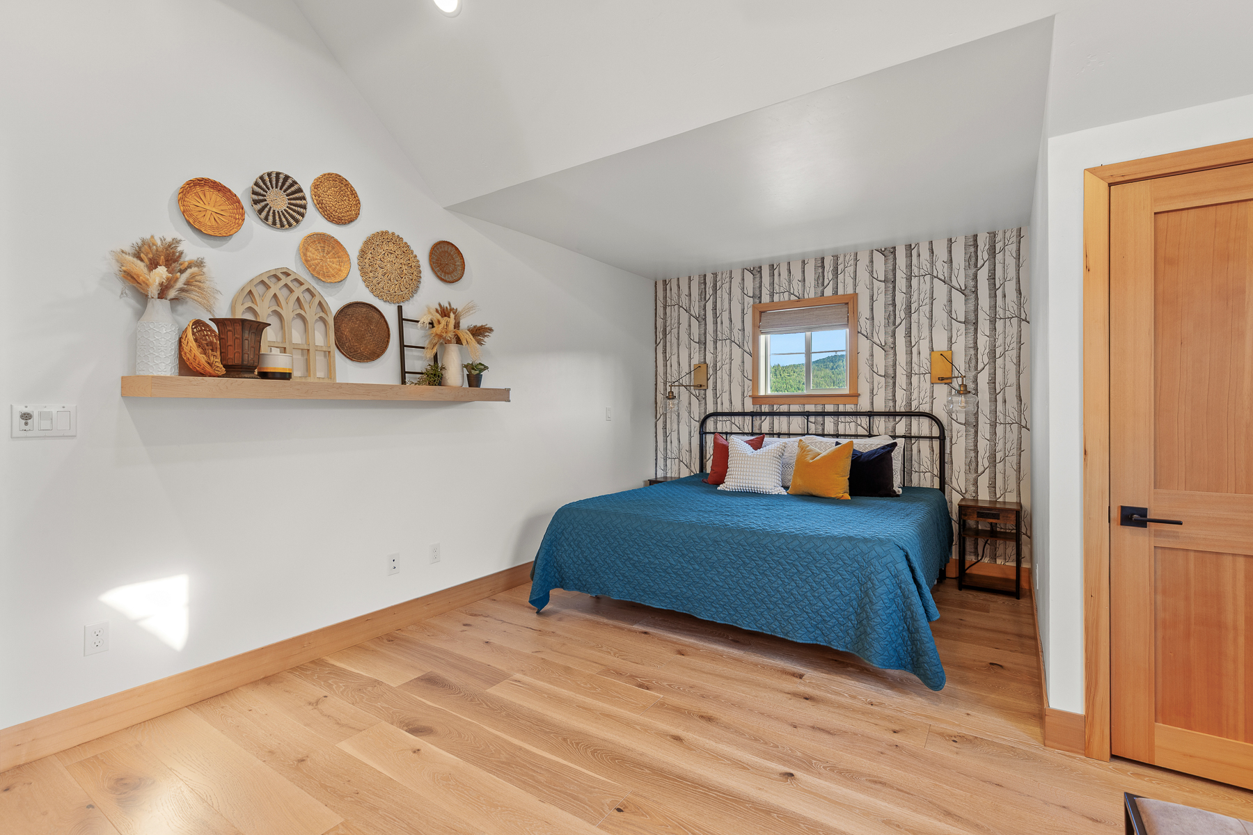Peaceful nights and restful mornings start right here in the King Bedroom – complete with an ensuite bathroom. 