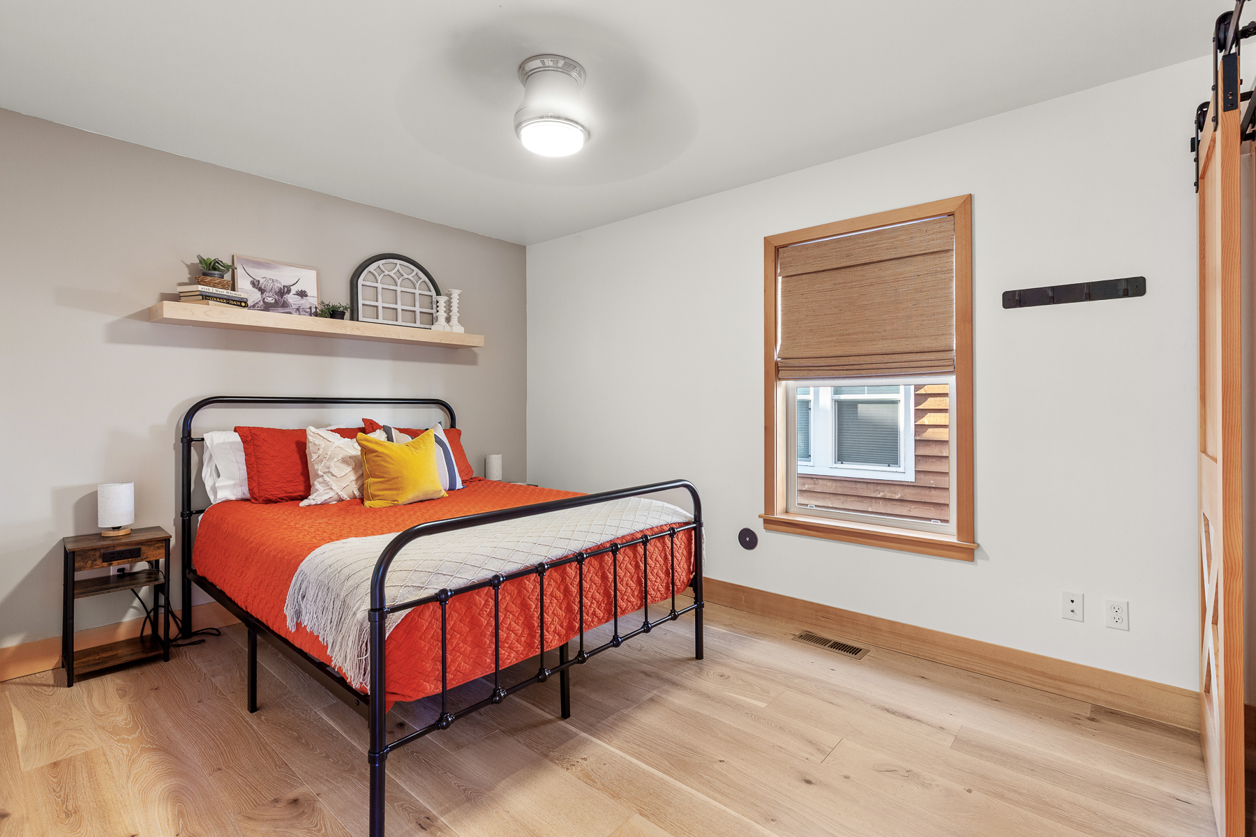 Bright and clean full bedroom, perfect for a comfortable stay – sleeps 2. 