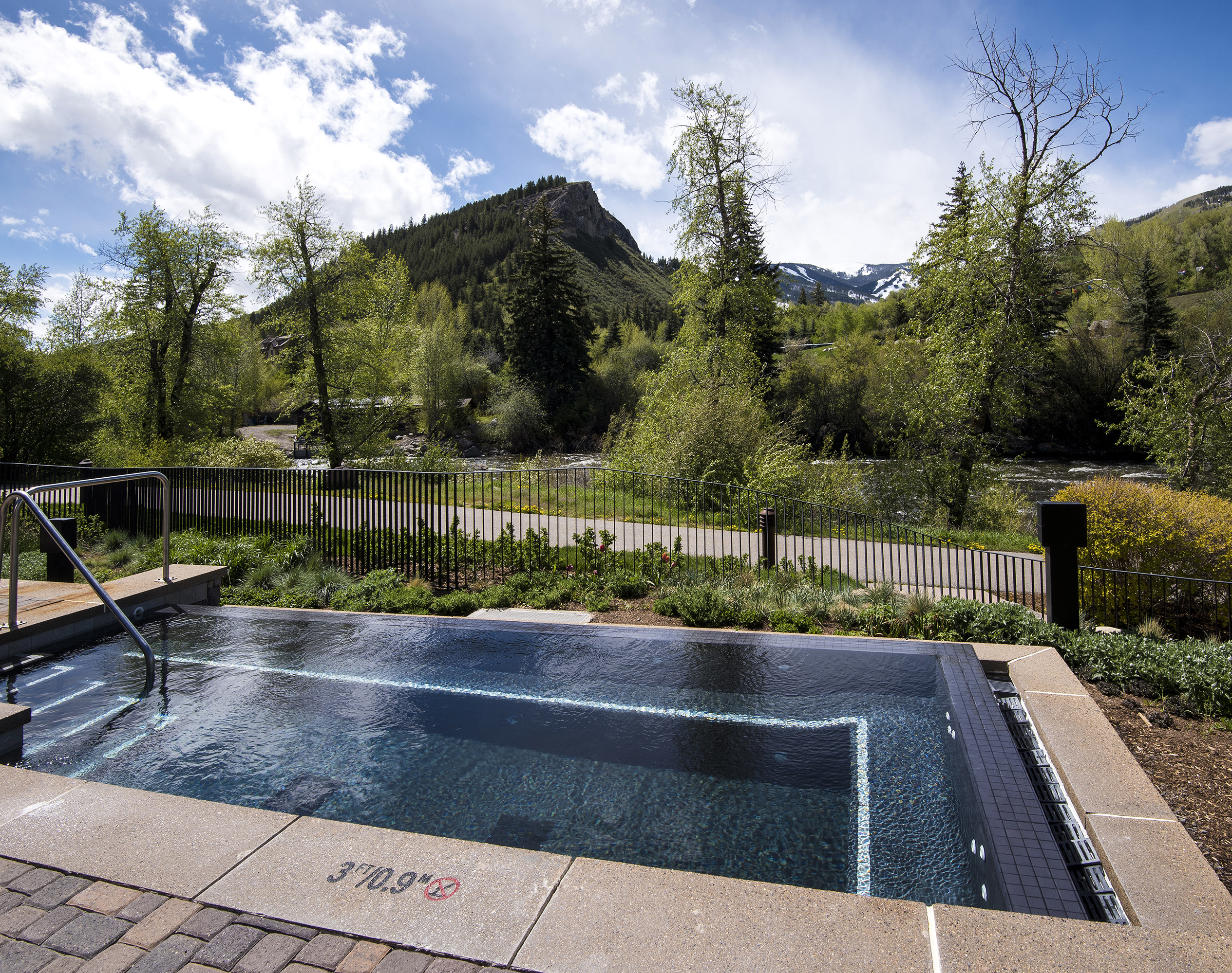 Community pool and hot tub access included—great for families and summer fun.