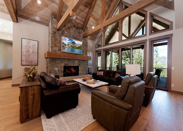 Ultra Luxury Mountain Retreat on 9 Acres - 4 Miles to Purg - Views/Hot Tub/AC