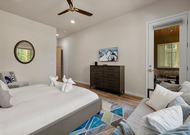 New! Luxury Bend Escape | Hot Tub | Lake Views 8