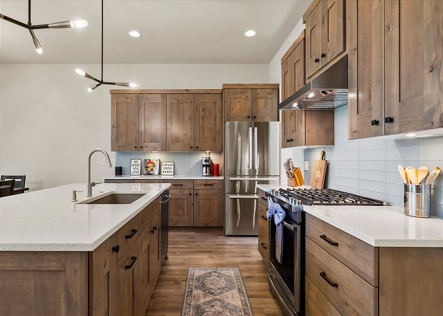 New! Luxury Bend Escape | Hot Tub | Lake Views 5
