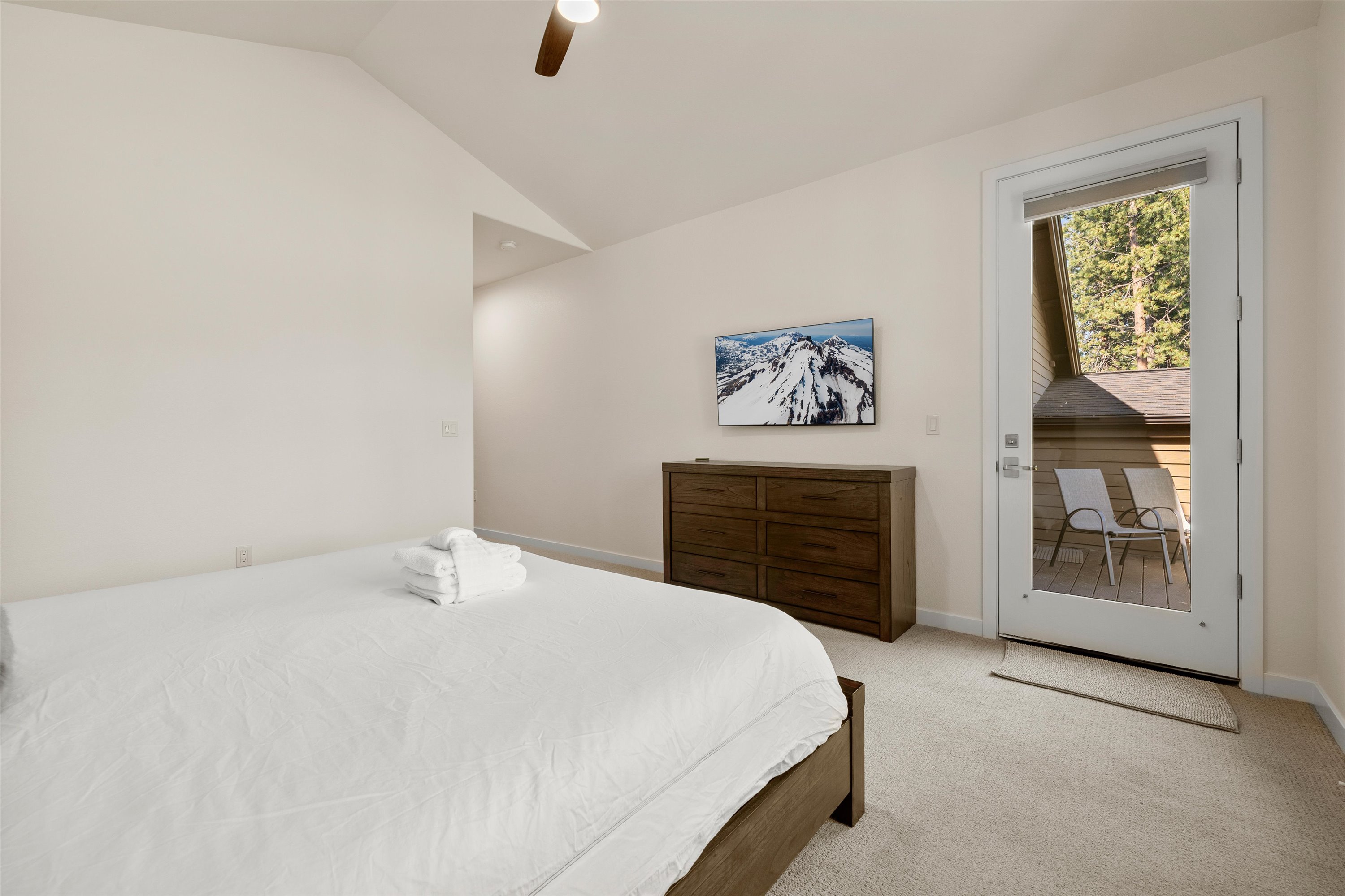 New! Luxury Bend Escape | Hot Tub | Lake Views | Photo 18