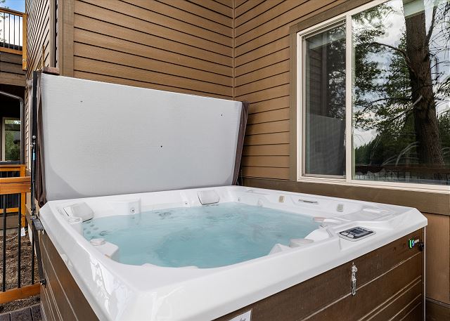 New! Luxury Bend Escape | Hot Tub | Lake Views 6