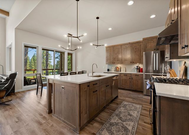 New! Luxury Bend Escape | Hot Tub | Lake Views 3