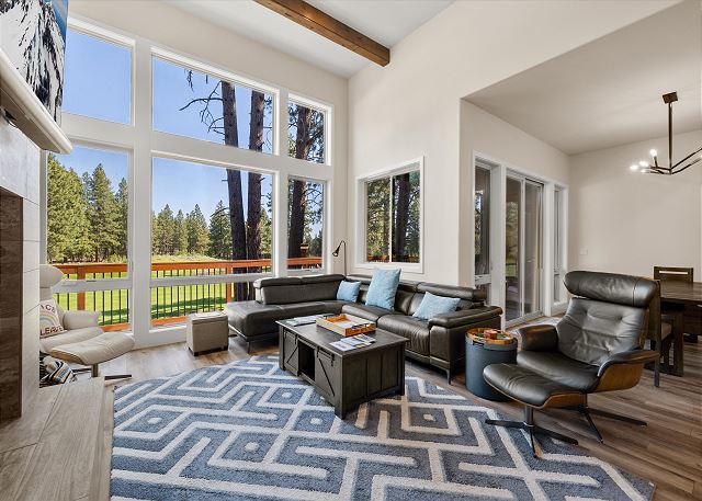 New! Luxury Bend Escape | Hot Tub | Lake Views 2