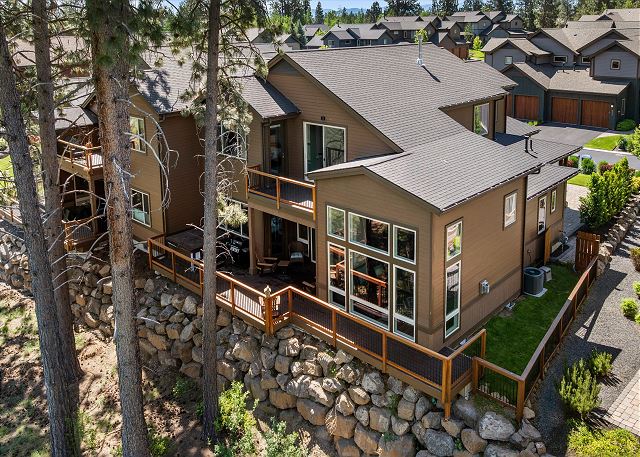 New! Luxury Bend Escape | Hot Tub | Lake Views 4