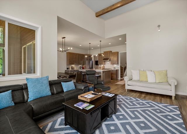 New! Luxury Bend Escape | Hot Tub | Golf Course Views 9