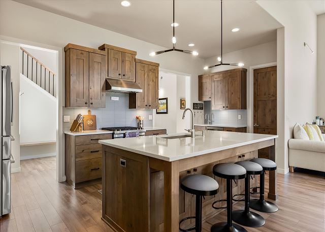 New! Luxury Bend Escape | Hot Tub | Lake Views 9