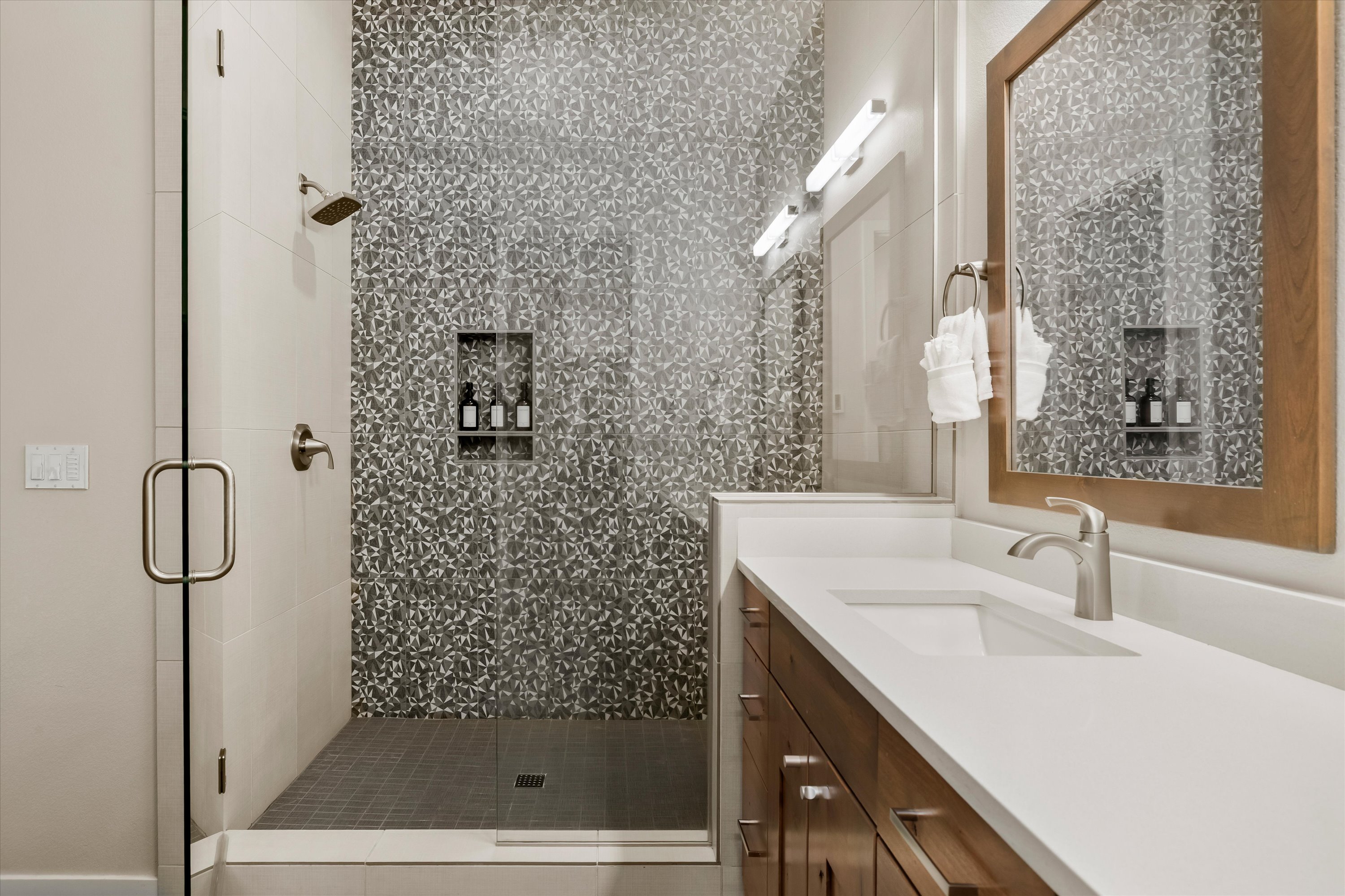 New! Luxury Bend Escape | Hot Tub | Lake Views | Photo 17