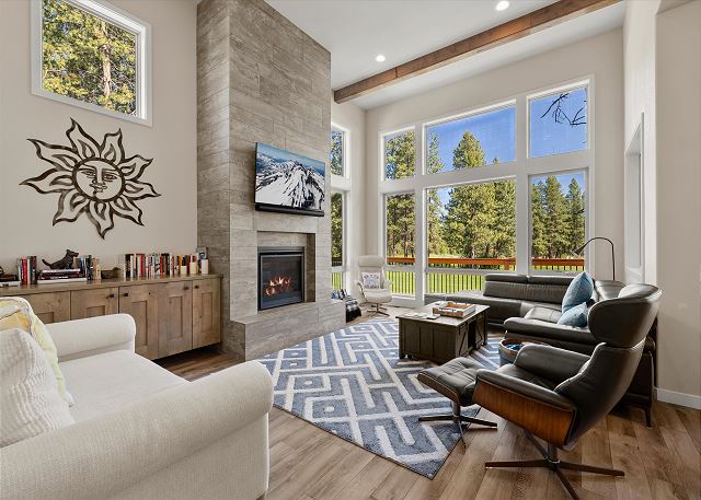 New! Luxury Bend Escape | Hot Tub | Golf Course Views