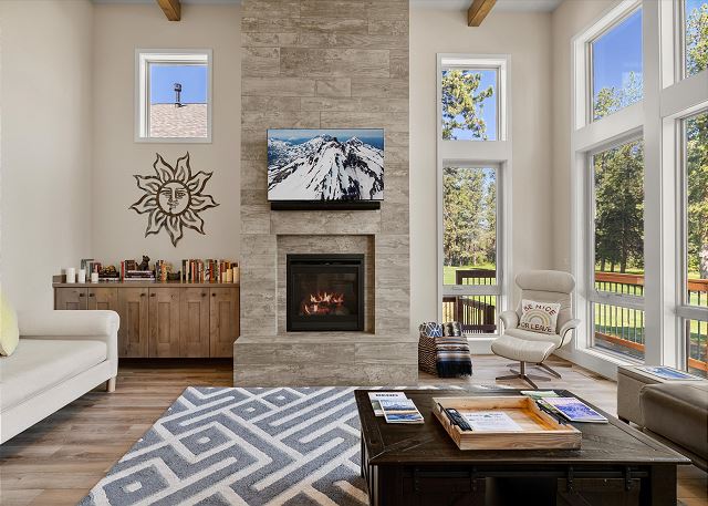 New! Luxury Bend Escape | Hot Tub | Lake Views