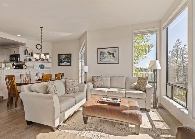 New! Deschutes River Escape with Hot Tub & Views