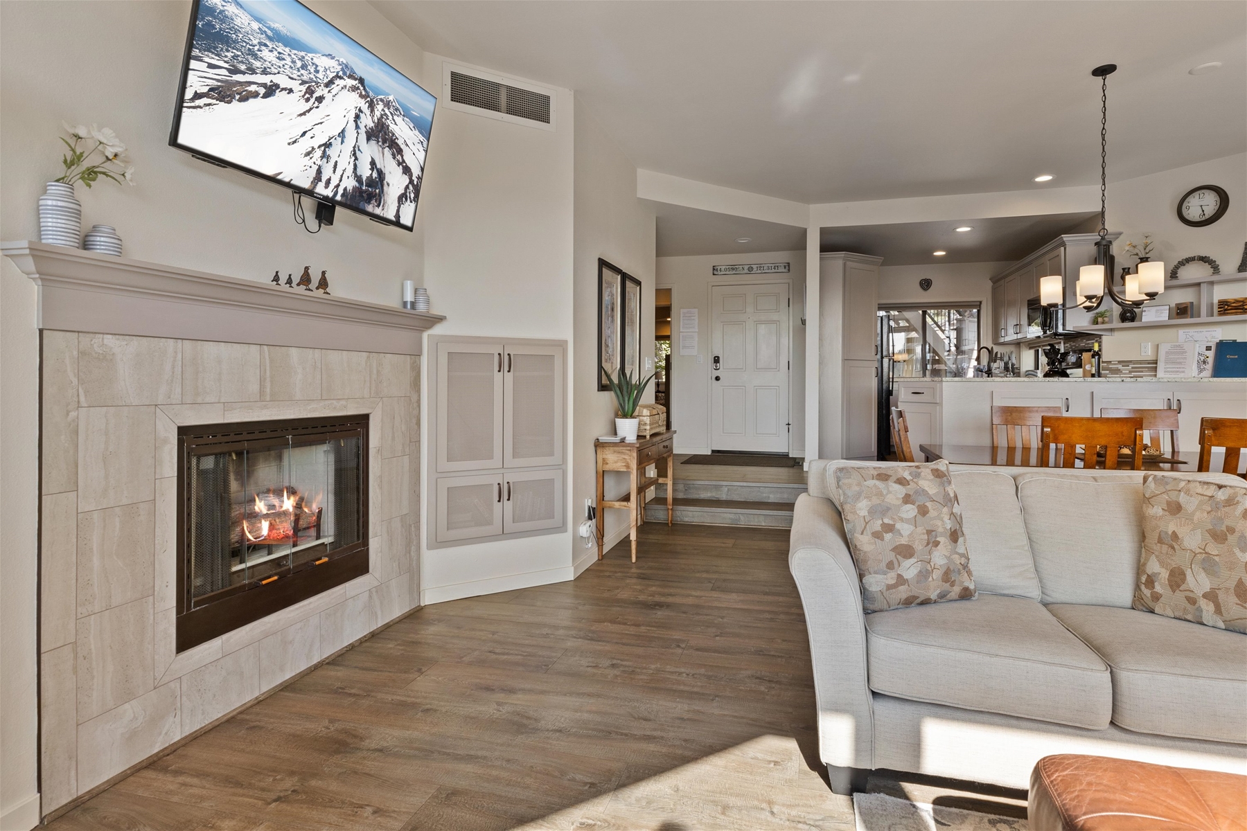 New! Deschutes River Escape with Hot Tub & Views | Photo 2