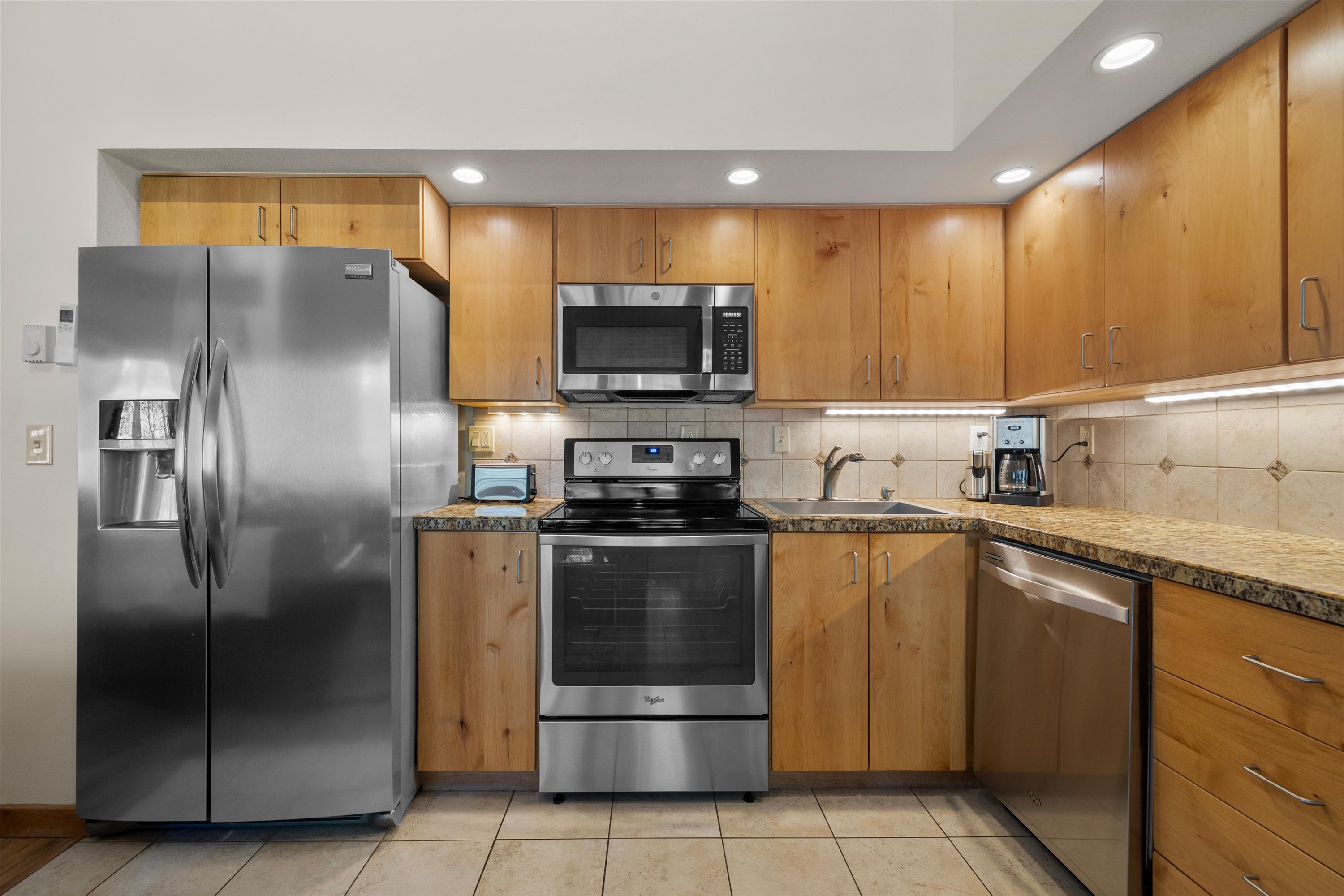 New! Cozy Bend Escape | Hot Tub | Forest Views | Photo 4