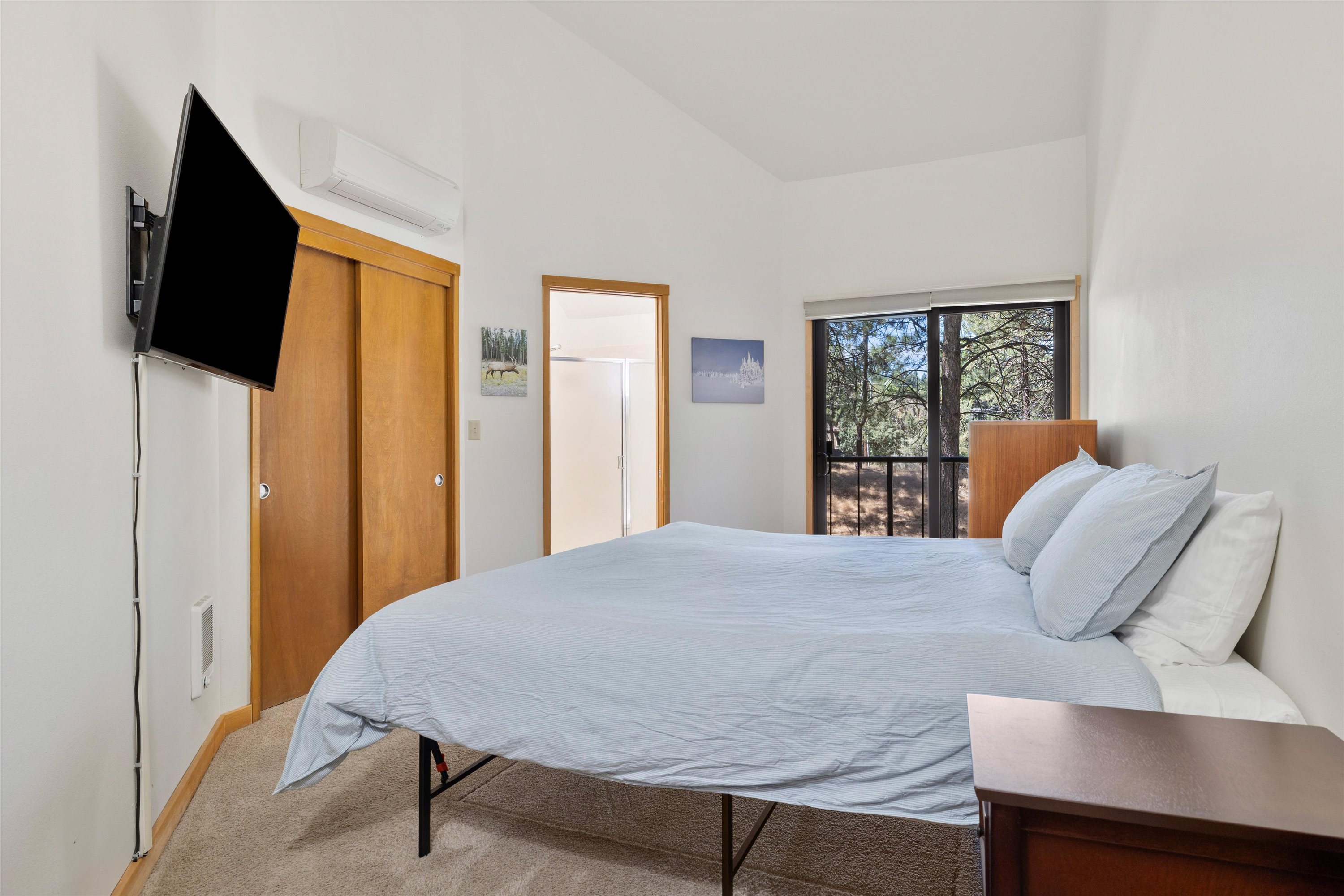New! Cozy Bend Escape | Hot Tub | Forest Views | Photo 8