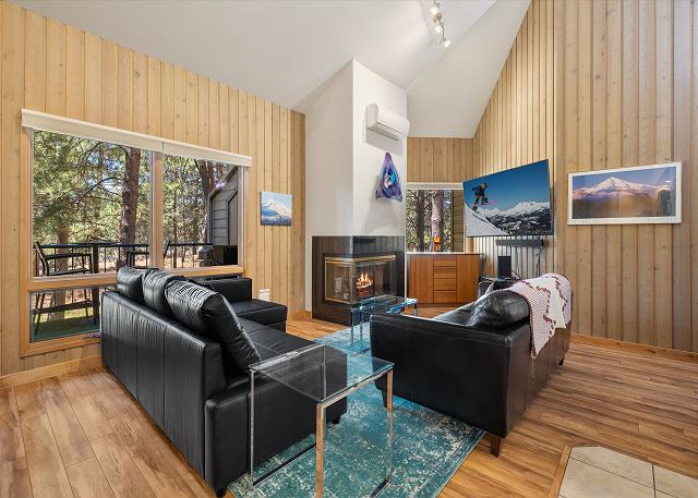 New! Cozy Bend Escape | Hot Tub | Forest Views