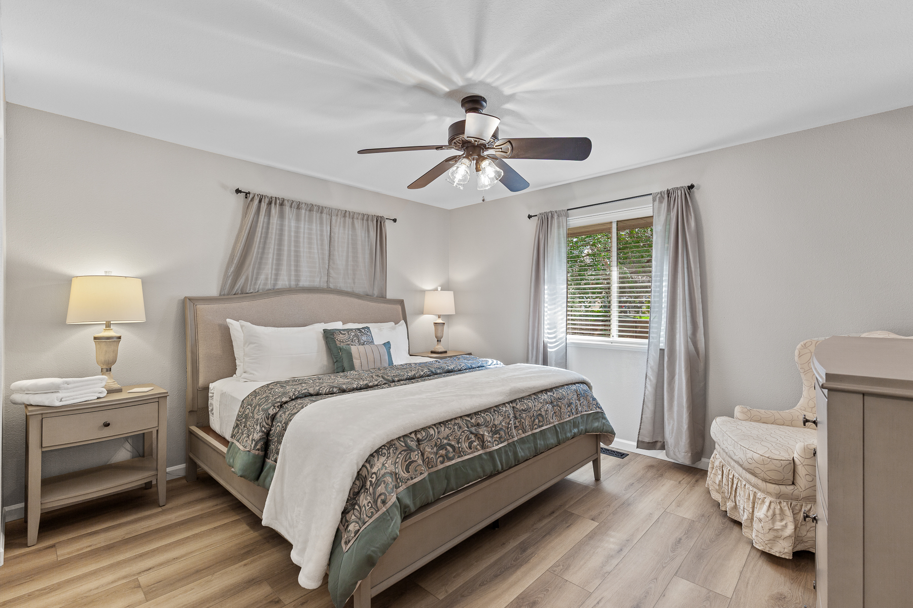 Bedroom 2: King Bed , level 1