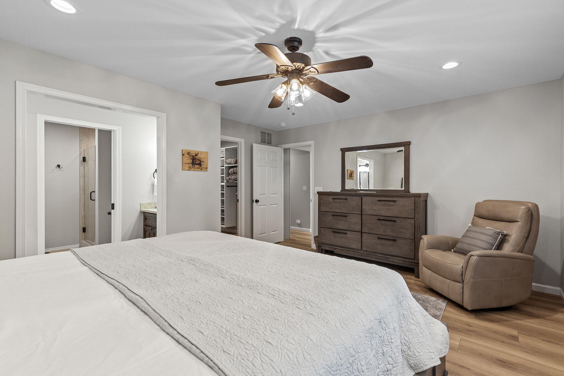 Bedroom 1: King Bed – Ensuite, level 1
