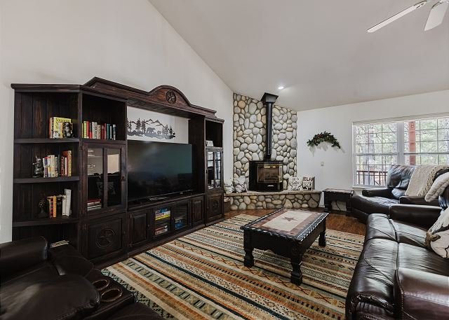 New Listing! Lakeview Cabin | Sleeps 12 2