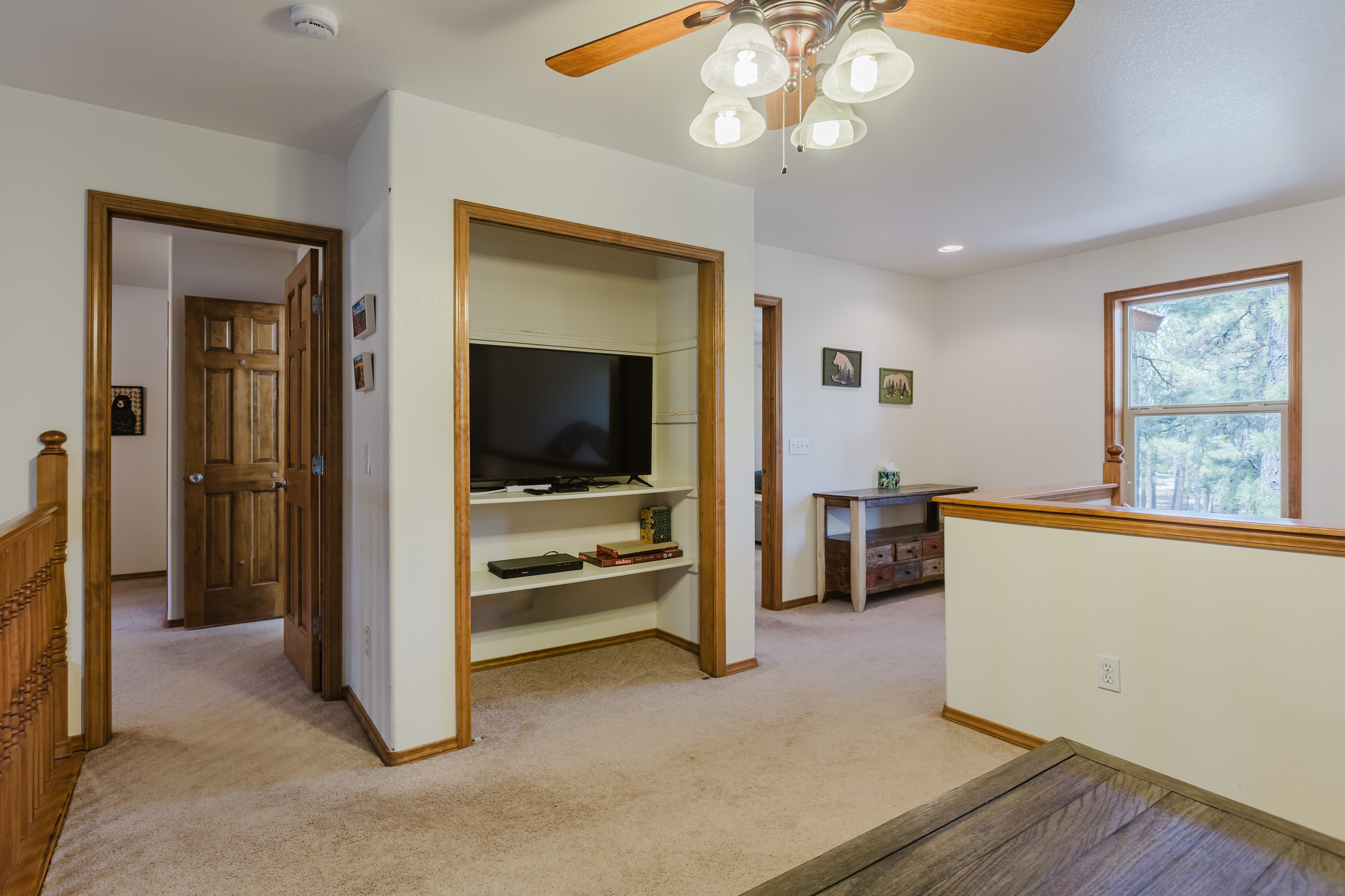 Upstairs loft equipped with a Smart TV. 