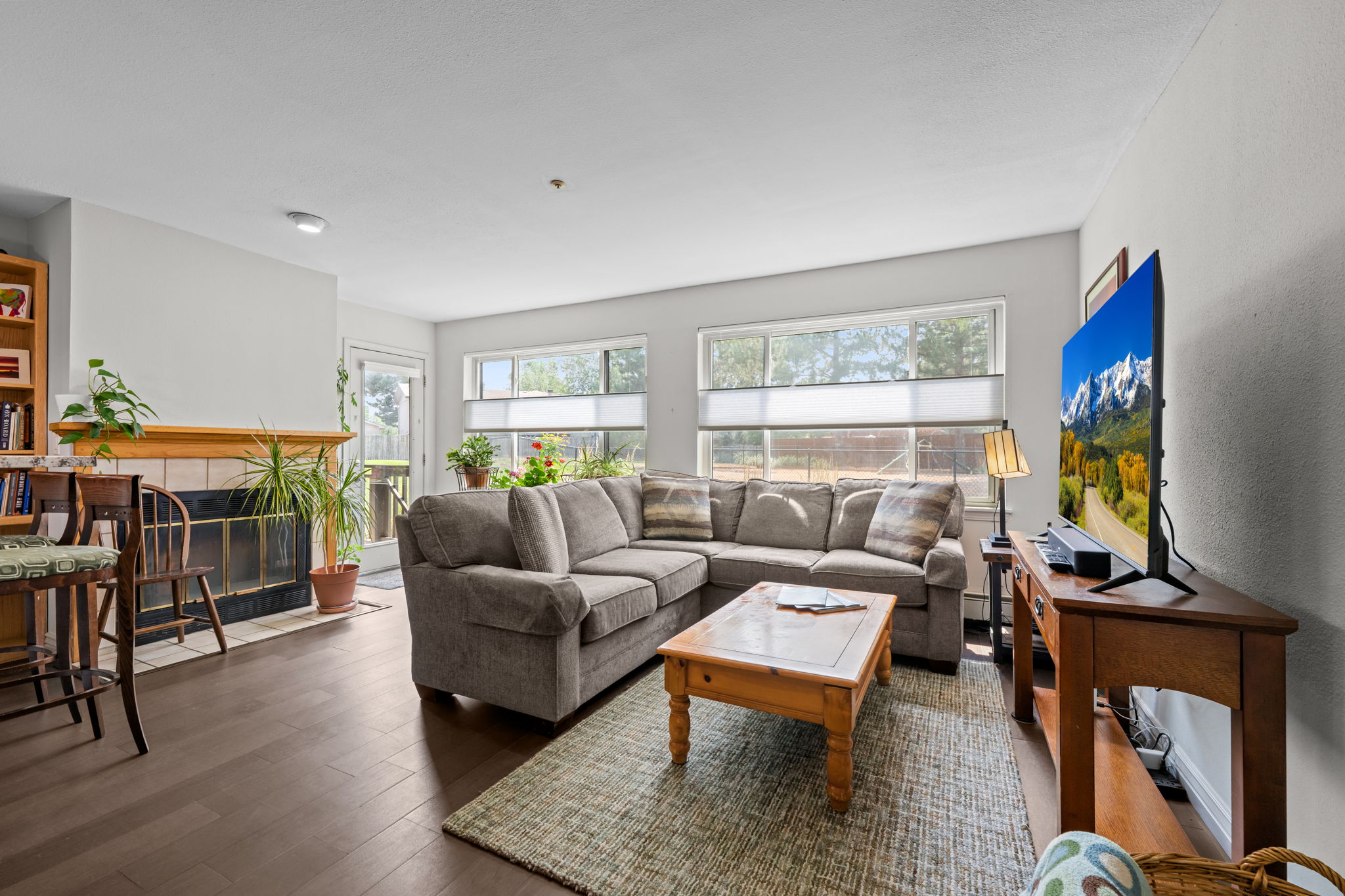 Living area with Smart TV – plenty of space to relax and recharge. 