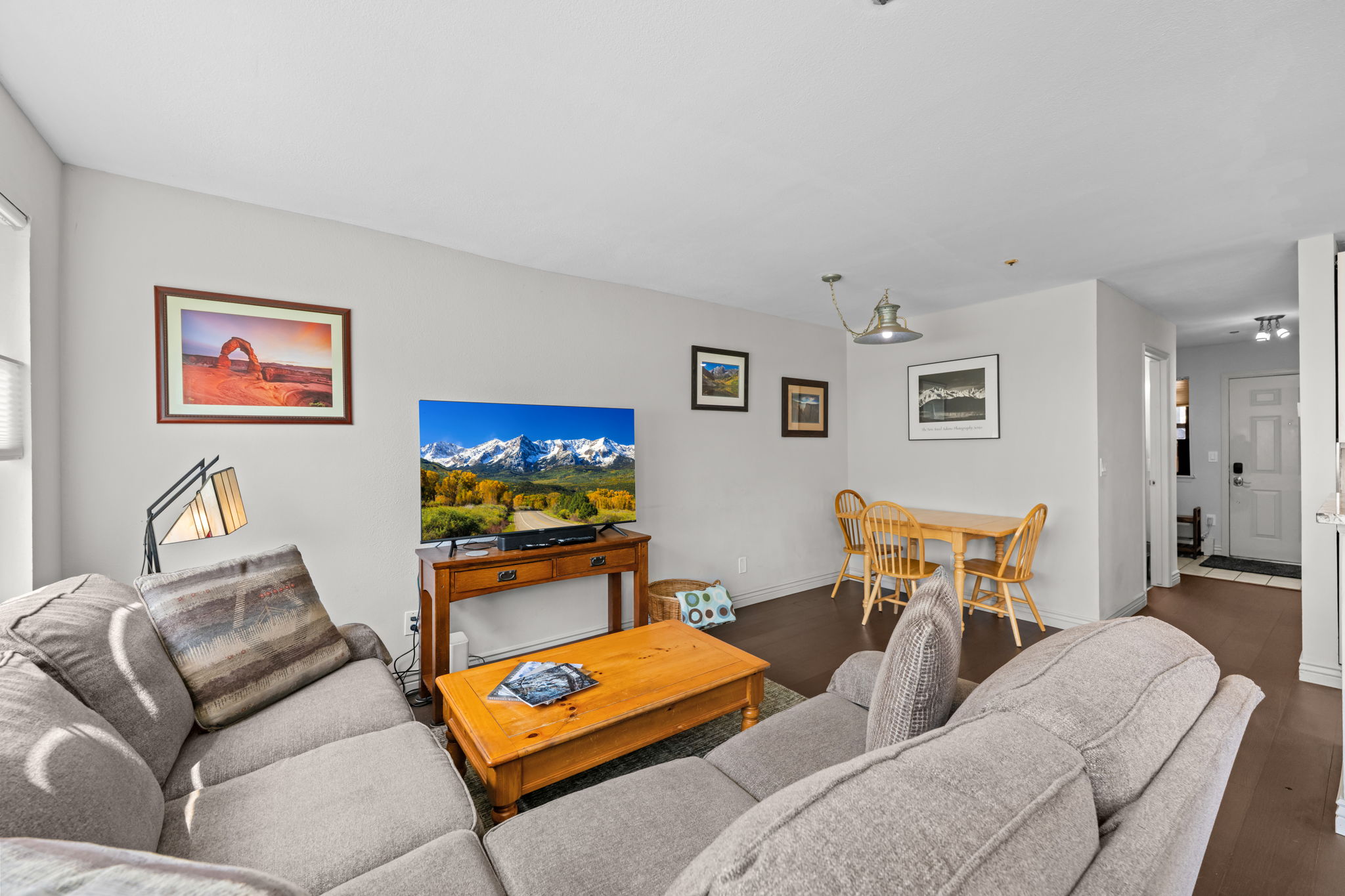 Living area with Smart TV – plenty of space to relax and recharge. 