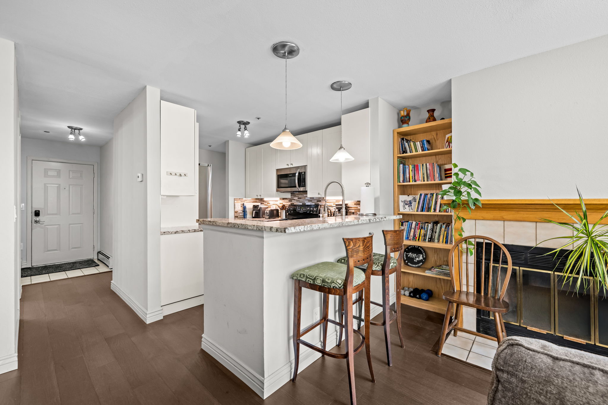 Breakfast bar seating for 2. 