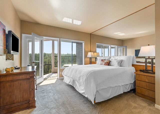 New Listing! River Views | Hot Tub | Near Mt. Bachelor 4