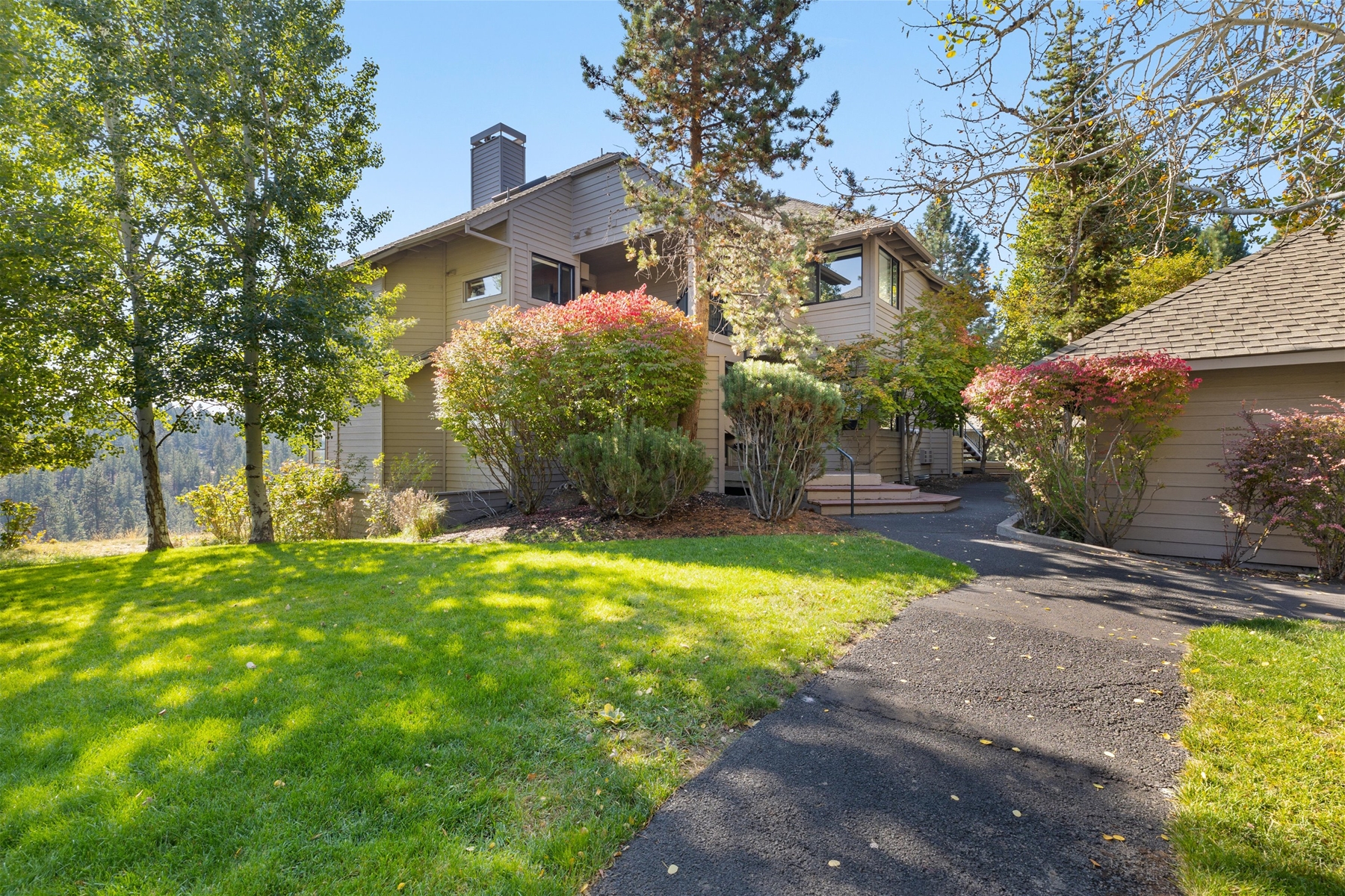 Gorgeous park-like setting in Mt. Bachelor Village Resort, River Ridge